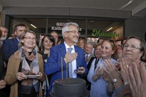Bursa Nil&uuml;fer Belediye Başkan Adayı Erdem'e s&uuml;rpriz doğum g&uuml;n&uuml; kutlaması