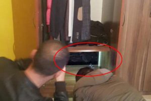 Yatak odasındaki gizli b&ouml;lmede yakalandılar