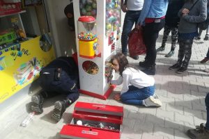 Elini oyuncak makinesine sıkıştırdı