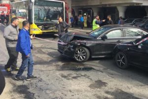 &Uuml;sk&uuml;dar'da zincirleme trafik kazası: 5 yaralı