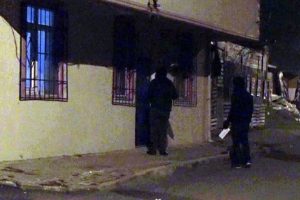Gecekondu kapılarına gizlice para bırakan hayırseverler ilk kez g&ouml;r&uuml;nt&uuml;lendi