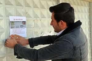 İşsiz kalan g&uuml;venlik&ccedil;i, ilanla iş arıyor