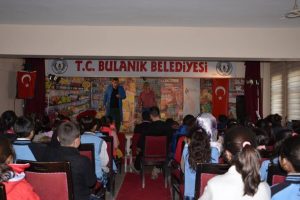 Muş'ta 'İbiş'in eskimeyen dostları' adlı oyun sahnelendi