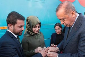 Cumhurbaşkanı Erdoğan, gen&ccedil; &ccedil;iftin nişan y&uuml;z&uuml;klerini taktı