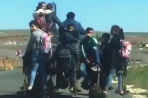 B&uuml;y&uuml;k tepki &ccedil;ekmişti... 9 &ccedil;ocuğu trakt&ouml;rle taşıyan s&uuml;r&uuml;c&uuml;ye ceza
