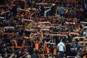 Galatasaray trib&uuml;nleri B&uuml;lent Korkmaz'ı unutmadı
