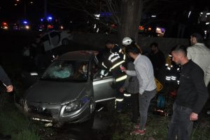 &Ccedil;arpışan otomobiller kanala u&ccedil;tu