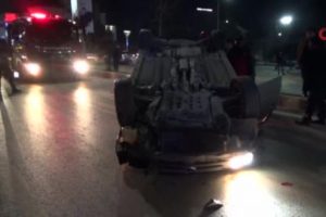 Ref&uuml;je &ccedil;arpan otomobil ters d&ouml;nd&uuml;