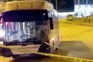 Belediye otob&uuml;s&uuml; ile hafif ticari ara&ccedil; &ccedil;arpıştı! &Ouml;l&uuml; ve yaralılar var