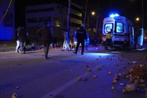 Bursa'da sebze y&uuml;kl&uuml; kamyonetle otomobil &ccedil;arpıştı: 4 yaralı