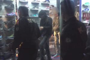 Bursa'da spor &uuml;r&uuml;nleri mağazasına giren 3 hırsız, su&ccedil;&uuml;st&uuml; yakalandı