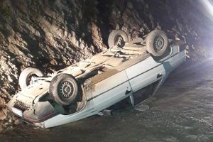 Otomobil şarampole devrildi: 2 yaralı