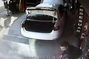 Ak&uuml; hırsızı kamerada