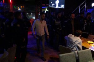 Bursa'da eğlence mekanlarına operasyonda 15 asker ka&ccedil;ağı yakalandı