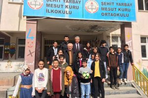 Binali Kartal'dan Hakkari'de &ccedil;ocuklara futbol topu jesti