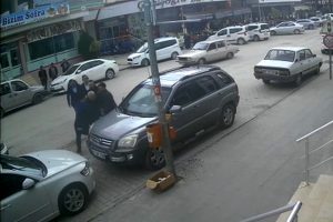 Eşinin &ccedil;alıştığı iş yeri &ouml;n&uuml;nde kendini yakmaya kalktı