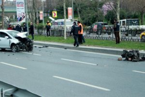 Bariyerlere &ccedil;arpan otomobilin motoru yola fırladı