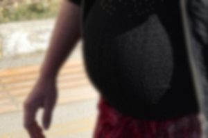 Karın ağrısıyla gittiği hastanede hamile olduğu ortaya &ccedil;ıktı