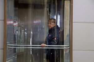 Asansörde mahsur kalan Alman kadın turist için seferber oldular