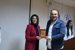 6 gen&ccedil; kız, işaret dili &ouml;ğrenerek sessiz d&uuml;nyalarına bir renk getirdi