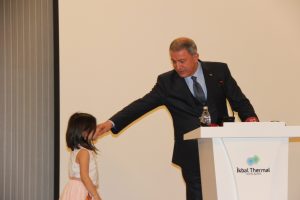 Bakan Akar, konuşmasını b&ouml;lerek k&uuml;&ccedil;&uuml;k &ccedil;ocuğu sevdi