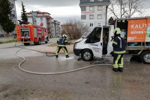 Kamyonet alev aldı, facia son anda &ouml;nlendi