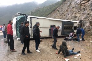 Yolcu otob&uuml;s&uuml; yan yattı! &Ccedil;ok sayıda yaralı var