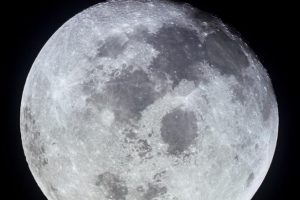 Bilim insanları, Ay yüzeyinde hareket halinde su buldu