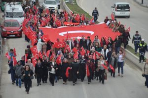 Kadınlar ezanı ıslıklayan kadın grubu protesto ettiler