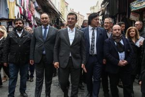 İmamoğlu, se&ccedil;im &ccedil;alışmalarını Kapalı&ccedil;arşı'da s&uuml;rd&uuml;rd&uuml;