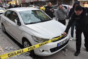 Binadan kopan beton par&ccedil;ası otomobilin &uuml;zerine d&uuml;şt&uuml;