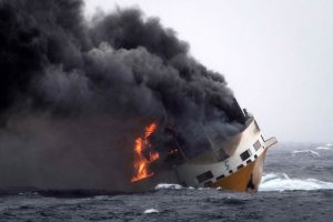 Yangında zarar gören kargo gemisi battı