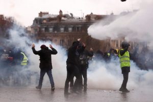 Sarı Yelekler'in protestosunda polis şiddetine soruşturma