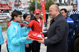 22. Zafer Koşusu'nda Bursalı atletler bayrağı teslim aldı
