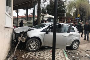 Bursa'da jandarmadan kaçarken önce polis aracına, ardından eczane duvarına çarptı