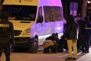 Minib&uuml;s&uuml;n altına saklanıp polise direndi!