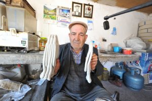 Bursa'nın ünlü köyündeki son çorapçı da bırakıyor!