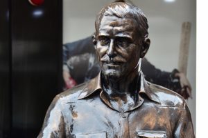 'Simit&ccedil;i Heykeli'nin simidini kırdılar