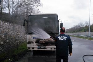 Öğrencileri taşıyan otobüste yangın çıktı