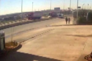 Borcunu vermemek i&ccedil;in tırla defalarca otomobile &ccedil;arptı