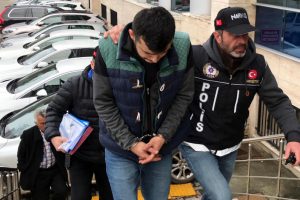 Polisten uyuşturucu satıcısına su&ccedil;&uuml;st&uuml;