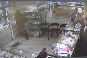 Bursa'da kuyumcu bant kesici fırlatınca &ccedil;arşaflı soyguncular ka&ccedil;tı