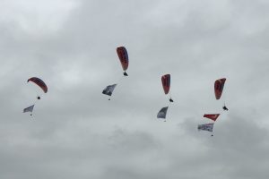 THK'dan motorlu yamaç paraşütü gösterisi