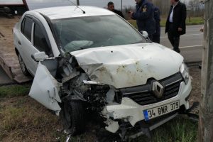 Samsun'da otomobil direğe çaptı: 1 yaralı