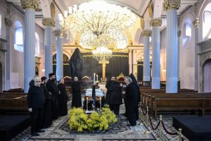 Patrik Mutafyan'ın naaşı saygı duruşu için Meryem Ana Kilisesi'nde katafalka konuldu