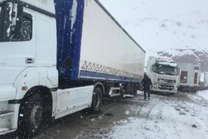 Karlıova- Erzurum yolu kardan kapandı, ara&ccedil;lar mahsur kaldı