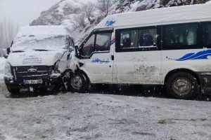 &Ouml;ğretmen servisi kaza yaptı: 6 yaralı