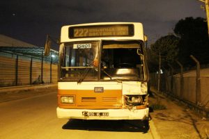 Minibüs ile belediye otobüsü çarpıştı: Yaralılar var