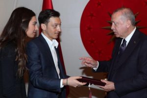 Mesut Özil'den Cumhurbaşkanı Erdoğan'a davet