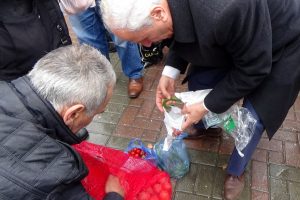 Bursa'da vatandaşa taneyle sebze dağıttı